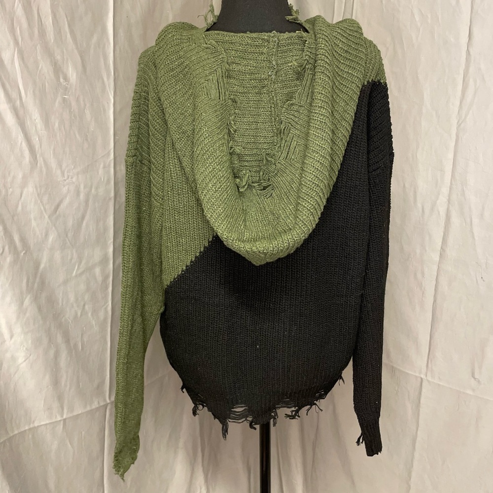 NWT Umgee Black and Green V-Neck Sweater - Picture 6 of 11